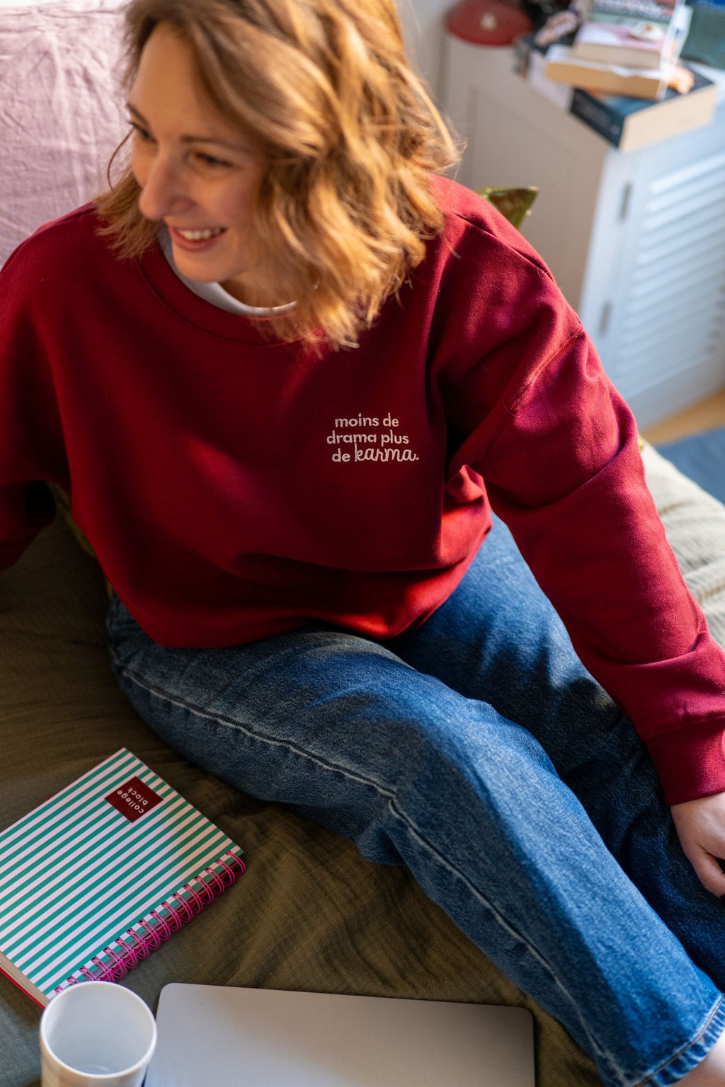 Sweat col rond "moins de drama plus de karma"