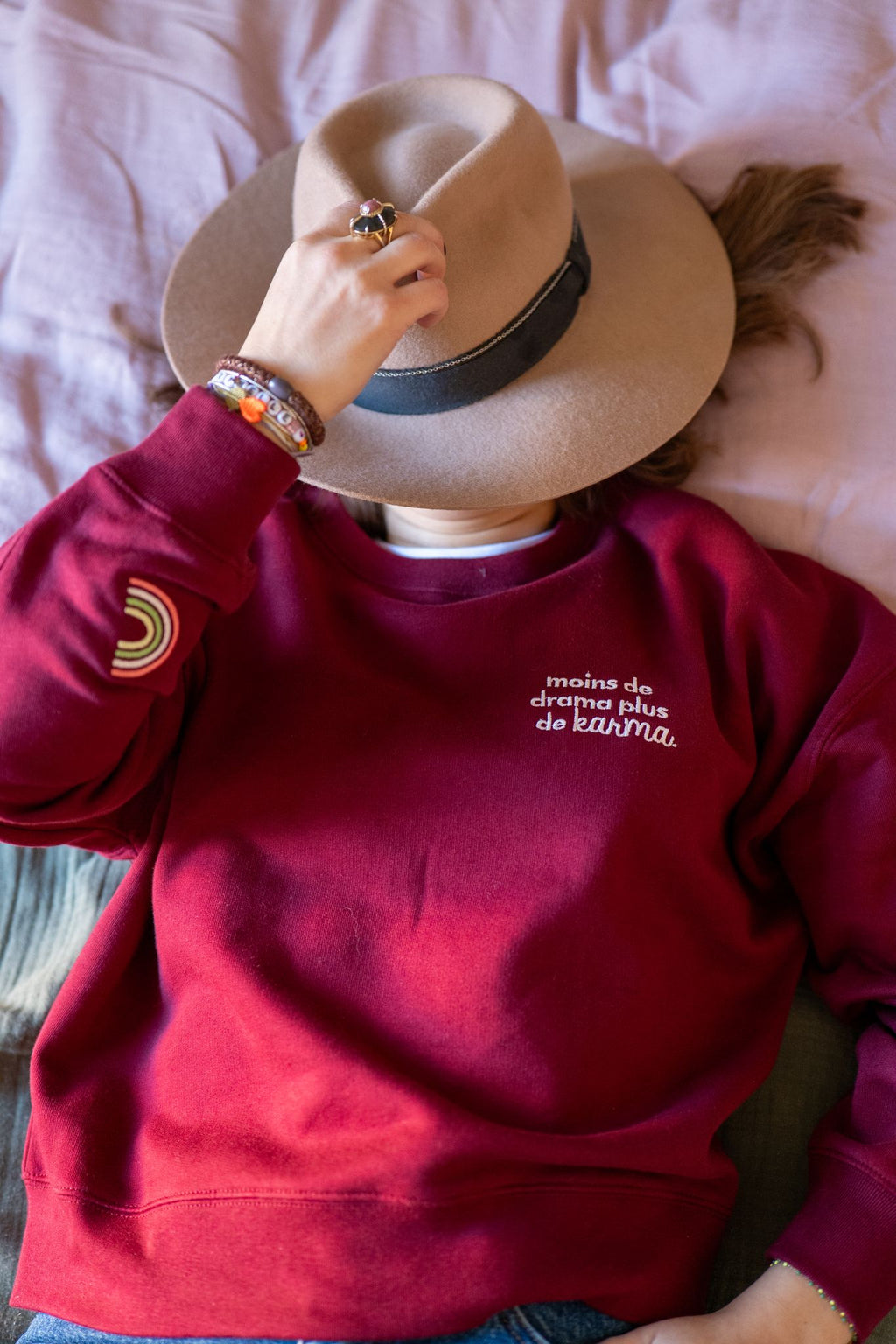 Sweat col rond "moins de drama plus de karma"