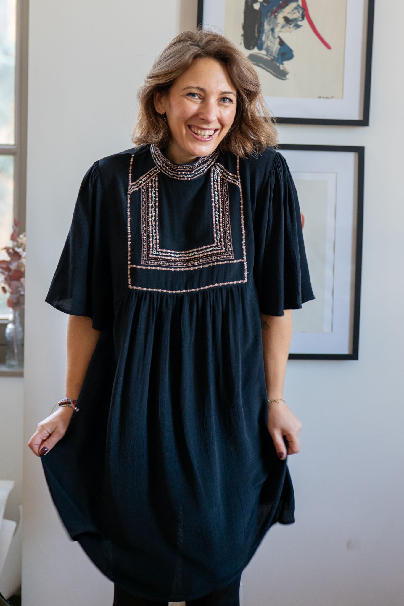 Robe noire brodée Romance