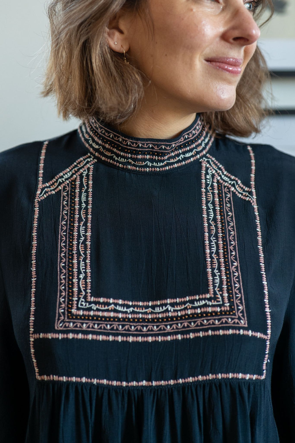 Robe noire brodée Romance